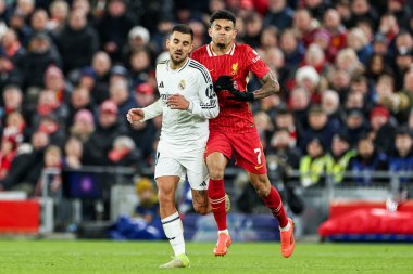 Liverpool 'dan Luis Diaz, Real Madrid' den Dani Ceballos 'u UEFA Şampiyonlar Ligi, Lig Faz MD5 Liverpool Real Madrid' e karşı Anfield, Liverpool, Birleşik Krallık 'ta 27 Kasım 2024 tarihinde kontrol ediyor.