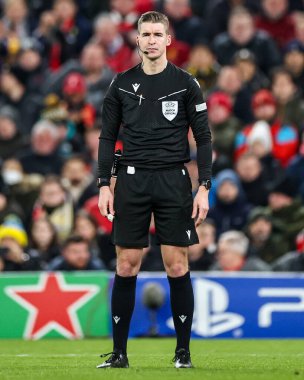 Hakem Francois Letexier, UEFA Şampiyonlar Ligi, Lig Faz MD5 Liverpool Real Madrid maçında Anfield, Liverpool, İngiltere 'de 27 Kasım 2024' te maçı izliyor.