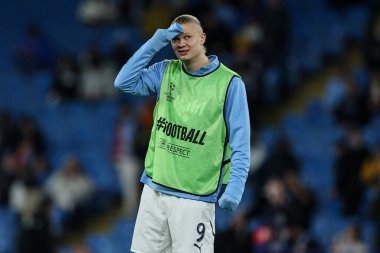 Manchester City 'den Erling Haaland, 26 Kasım 2024 tarihinde Etihad Stadyumu' nda oynanan UEFA Şampiyonlar Ligi maçında aile locası ısınma maçına bakıyor.