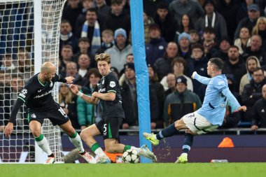 Feyenoord 'dan Gijs Smal, Manchester City' nin 26 Kasım 2024 'te Etihad Stadyumu' nda oynanan Manchester City - Feyenoord maçında Manchester City 'den Phil Foden' ın attığı şutu blokladı.