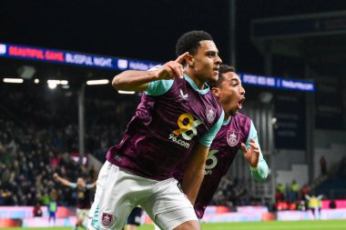 Burnley 'den CJ Egan-Riley, 26 Kasım 2024' te Burnley-Coventry City 'de oynanan Sky Bet Şampiyonası maçında 2-0' lık galibiyetini kutluyor.