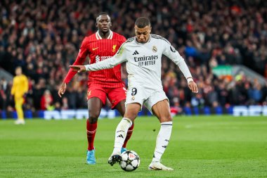 Real Madrid 'den Kylian Mbapp, UEFA Şampiyonlar Ligi, Lig Faz MD5 Liverpool - Real Madrid Anfield, Liverpool, Birleşik Krallık, 27 Kasım 2024 tarihinde Liverpool' da Liverpool Konate tarafından baskıya maruz kalmıştır.