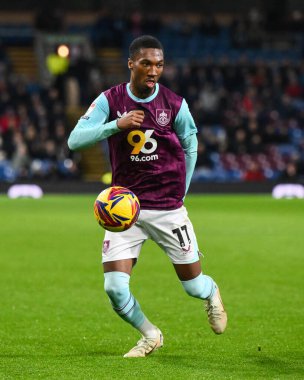 Burnley 'den Jaidon Anthony 26 Kasım 202' de Burnley, Burnley, Burnley 'de Coventry City' ye karşı oynadığı Gökyüzü İddia Şampiyonası maçında topa vuruyor.