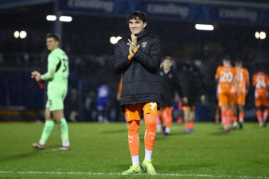 Blackpool 'dan Kyle Joseph, 26 Kasım 2024' te İngiltere 'nin Bristol Stadyumu' nda oynanan Bristol Rovers - Blackpool maçı sonrasında gezgin taraftarları alkışlıyor.