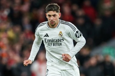 Real Madrid 'den Federico Valverde, UEFA Şampiyonlar Ligi, Lig Faz MD5 Liverpool Real Madrid Anfield, Liverpool, Birleşik Krallık' ta 27 Kasım 2024 tarihinde top ile koşuyor.