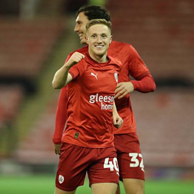 Barnsley 'den Davis Keillor-Dunn, 26 Kasım 2024' te İngiltere 'nin Oakwell kentinde oynanan Sky Bet 1 maçında golünü kutluyor.
