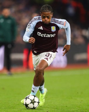 Aston Villa takımından Leon Bailey, UEFA Şampiyonlar Ligi, Lig Faz MD5 maçında Villa Park, Birmingham, Birleşik Krallık 'ta Aston Villa' ya karşı Juventus maçında topa vuruyor.