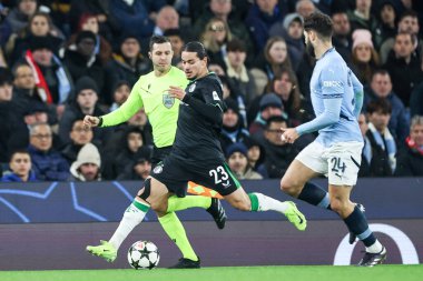 Feyenoord 'dan Anis Hacı Moussa, 26 Kasım 2024' te Etihad Stadyumu 'nda oynanan UEFA Şampiyonlar Ligi maçında topa vuruyor.