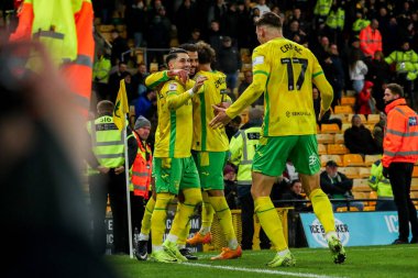 Norwich City 'den Borja Sainz, 26 Kasım 2024' te Norwich City, Norwich Road, Norwich 'te Plymouth Argyle' a karşı oynanan Gökyüzü İddia Şampiyonası maçında takım arkadaşlarıyla yaptığı hat-trick 'i 4-1 kazanarak kutluyor.