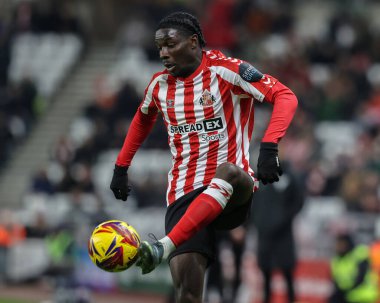 Sunderland 'dan Eliezer Mayenda, 26 Kasım 2024' te Sunderland-West Bromwich Albion maçında topu kontrol ediyor.