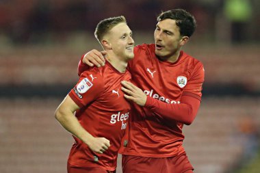 Barnsley 'den Davis Keillor-Dunn, 26 Kasım 2024' te İngiltere 'nin Oakwell kentinde oynanan Sky Bet 1 karşılaşmasında Josh Earl ile yaptığı golü kutluyor.