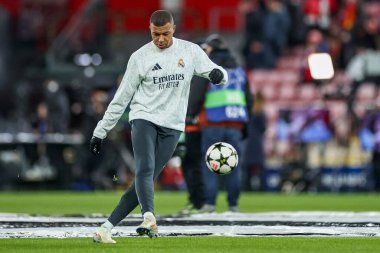 Real Madrid 'den Kylian Mbapp, UEFA Şampiyonlar Ligi, Lig Faz MD5 Liverpool - Real Madrid Anfield, Liverpool, Birleşik Krallık' ta 27 Kasım 2024 tarihinden önce ısındı.