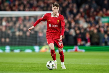 Liverpool 'dan Conor Bradley, UEFA Şampiyonlar Ligi, Lig Faz MD5 Liverpool Real Madrid Anfield, Liverpool, Birleşik Krallık' ta 27 Kasım 2024 tarihinde top ile koşuyor.