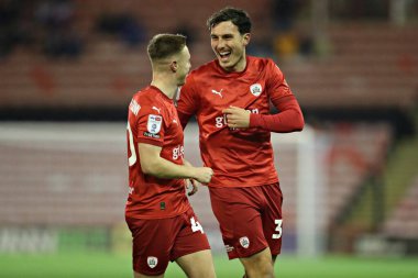 Barnsley 'den Davis Keillor-Dunn, 26 Kasım 2024' te İngiltere 'nin Oakwell kentinde oynanan Sky Bet 1 karşılaşmasında Josh Earl ile kutlama yapıyor.