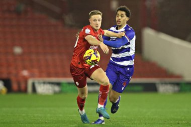 Barnsley 'den Davis Keillor-Dunn, 26 Kasım 2024' te Oakwell, Barnsley, İngiltere 'de oynanan Sky Bet 1 karşılaşmasında Reading' den Ben Elliot 'un baskısıyla karşı karşıya.