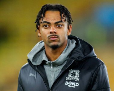 Plymouth Argyle takımından Freddie Issaka, 26 Kasım 2024 'te İngiltere' nin Norwich City-Plymouth Argyle maçından önce Carrow Road 'a vardı.
