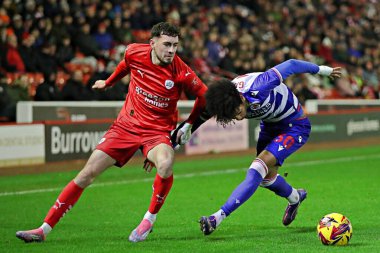Barnsley 'den Corey O' Keefe 26 Kasım 2024 'te Oakwell, Barnsley, İngiltere' de oynanan Sky Bet 1 karşılaşmasında Reading 'den Andre Garcia ile mücadele etti.