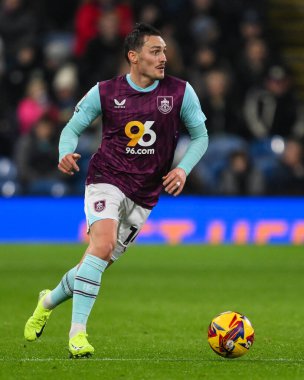 Burnley 'den Connor Roberts 26 Kasım 2024' te Burnley, Burnley 'de Coventry City' ye karşı oynadığı Gökyüzü İddia Şampiyonası maçında topa vuruyor.