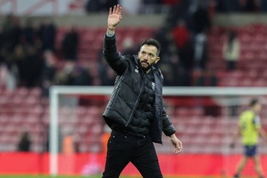 West Bromwich Albion takımının teknik direktörü Carlos Corbern, 26 Kasım 2024 'te Sunderland-West Bromwich Albion Stadyumu' nda oynanan maçtan sonra taraftarlara el sallıyor.