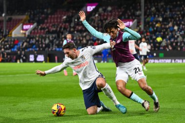 Coventry City 'den Luis Binks ve Burnley' den Hannibal Mejbri 26 Kasım 2024 'te Burnley, Burnley, Burnley, İngiltere' deki Coventry City maçında top için mücadele ettiler.