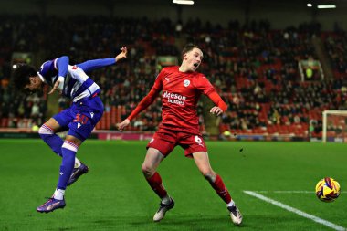 Okuyucu Andre Garcia, 26 Kasım 2024 'te Oakwell, Barnsley, İngiltere' de oynanan Sky Bet Lig 1 karşılaşmasında Barnsley - Reading maçında Barnsley 'den Mael De Gevigney ile mücadele etti.