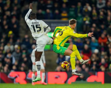 Plymouth Argyle takımından Mustafa Bundu, Norwich City ile Norwich City 'de oynanan Norwich City - Plymouth Argyle maçında, 26 Kasım 2024' te Norwich City 'nin Norwich kentinde top için zıplıyor.