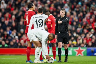 Hakem Francois Letexier, Real Madrid 'e UEFA Şampiyonlar Ligi, Lig Faz MD5 Liverpool Real Madrid maçında Anfield, Liverpool, Birleşik Krallık' ta 27 Kasım 2024 tarihinde penaltı verdi.