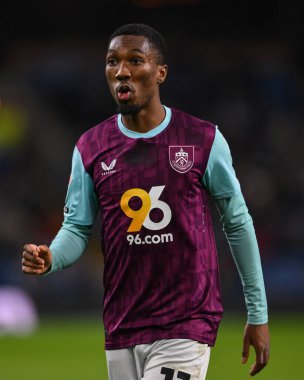 Burnley 'li Jaidon Anthony, 26 Kasım 2024' te Burnley, Burnley 'de Coventry City' ye karşı Sky Bet Şampiyonası maçında takımına talimat verir.