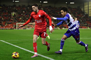 Barnsley 'den Corey O' Keefe, 26 Kasım 2024 'te Oakwell, Barnsley, İngiltere' de oynanan Sky Bet 1 karşılaşmasında Reading 'den Andre Garcia' dan baskı görüyor.
