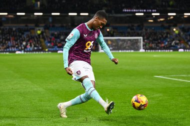 Burnley 'den Jaidon Anthony 26 Kasım 2024' te Burnley, Burnley 'de Coventry City' ye karşı oynadığı Gökyüzü İddia Şampiyonası maçında topu çaprazlıyor.