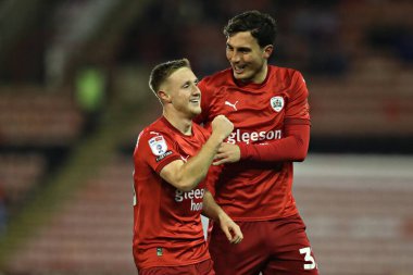 Barnsley 'den Davis Keillor-Dunn, 26 Kasım 2024' te İngiltere 'nin Oakwell kentinde oynanan Sky Bet 1 karşılaşmasında Josh Earl ile kutlama yapıyor.