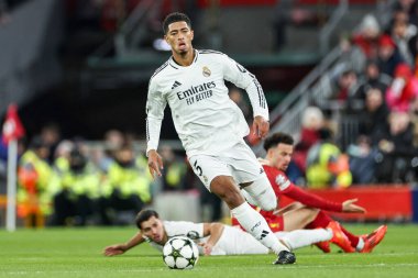 Real Madrid 'den Jude Bellingham topu UEFA Şampiyonlar Ligi, Lig Faz MD5 Liverpool Real Madrid' e karşı Anfield, Liverpool, İngiltere 'de 27 Kasım 2024' te atıyor.