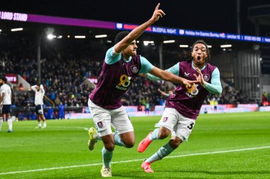 Burnley 'den CJ Egan-Riley, 26 Kasım 2024' te Burnley-Coventry City 'de oynanan Sky Bet Şampiyonası maçında 2-0' lık galibiyetini kutluyor.