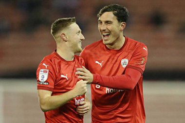 Barnsley 'den Davis Keillor-Dunn, 26 Kasım 2024' te İngiltere 'nin Oakwell kentinde oynanan Sky Bet 1 karşılaşmasında Josh Earl ile yaptığı golü kutluyor.