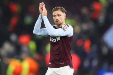Aston Villa 'dan Matty Cash, UEFA Şampiyonlar Ligi, Lig Faz MD5 maçından sonra Villa Park, Birmingham, Birleşik Krallık' ta Aston Villa 'ya karşı Juventus maçının ardından ev sahiplerini alkışlıyor.