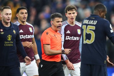 UEFA Şampiyonlar Ligi 'nde Juventus' lu Michele Di Gregorio 'ya attığı faul nedeniyle Aston Villa' dan Morgan Rogers 'ın attığı golle hakem Jess Gil Manzano' nun etrafını saran oyuncular, Lig MD5 Faz MD5 karşılaşmasında Villa Park 'ta Aston Villa Juventus' a karşı, B 