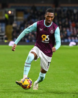 Burnley 'den Jaidon Anthony 26 Kasım 2024' te Burnley, Burnley, Burnley 'de Coventry City' ye karşı oynadığı Gökyüzü İddia Şampiyonası maçında topa vuruyor.