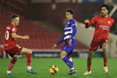 Reading 'den Ben Elliot, Barnsley' den Davis Keillor-Dunn ve Jon Russell 'dan baskı görüyor. 26 Kasım 2024' te Oakwell, Barnsley, İngiltere 'de oynanan Sky Bet 1 maçı sırasında.