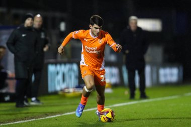 Blackpool 'dan Rob Apter, 26 Kasım 2024 tarihinde İngiltere' nin Bristol şehrindeki Memorial Stadyumu 'nda oynanan Bristol Rovers - Blackpool maçında topu aldı.