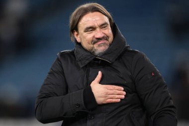 Leeds United takımının teknik direktörü Daniel Farke 27 Kasım 2024 'te Leeds Road, İngiltere' de oynanan Sky Bet Luton Town maçında taraftarlarıyla galibiyeti kutluyor.