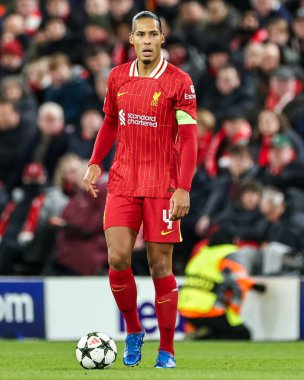 Liverpool 'dan Darwin Nunez, UEFA Şampiyonlar Ligi, Lig Faz MD5 Liverpool Real Madrid Anfield, Liverpool, Birleşik Krallık' ta 27 Kasım 2024 tarihinde top ile koşuyor.