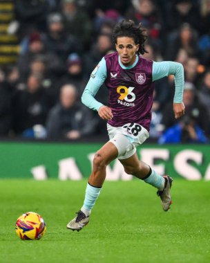 Burnley 'den Hannibal Mejbri 26 Kasım 2024' te Burnley, Burnley, Burnley 'de Coventry City' ye karşı oynadığı Gökyüzü İddia Şampiyonası maçında topa vuruyor.