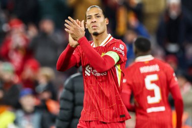 Liverpool 'dan Virgil van Dijk, UEFA Şampiyonlar Ligi, Lig Faz MD5 Liverpool' un 27 Kasım 2024 tarihinde Liverpool, Liverpool 'da Real Madrid' e karşı kazandığı galibiyetten sonra taraftarlarına teşekkür ediyor.
