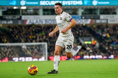 Plymouth Argyle takımından Adam Randell, 26 Kasım 2024 'te Norwich City, Norwich Road, Norwich, İngiltere' de Plymouth Argyle maçında topla koşuyor.