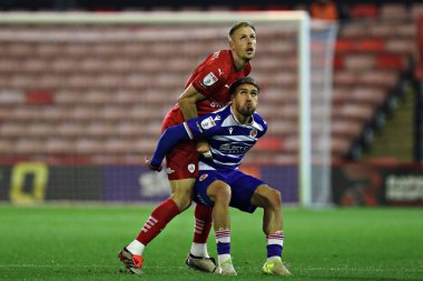 Okuyucu Sam Smith, Barnsley 'den Mark Roberts' ı 26 Kasım 2024 'te Oakwell, Barnsley, İngiltere' de oynanan Sky Bet 1 maçında durdurdu.