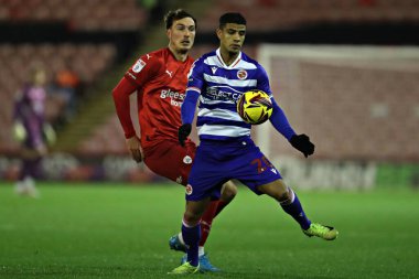 Reading 's Chem Campbell, Barnsley' den Josh Earl 'ün baskısıyla Sky Bet 1 maçı sırasında Oakwell, Barnsley' e karşı Reading, Birleşik Krallık, 26 Kasım 2024