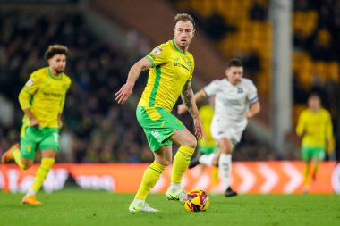 Norwich City 'den Ashley Barnes, 26 Kasım 2024' te Norwich City 'nin Carrow Road, Norwich' te Plymouth Argyle 'a karşı oynadığı Gökyüzü İddia Şampiyonası maçında topu aldı.