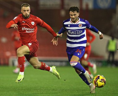 Barnsley 'den Stephen Humprhys, 26 Kasım 2024' te Oakwell, Barnsley, İngiltere 'de oynanan Sky Bet Lig 1 karşılaşmasında Reading' den Louie Holzman ile mücadele etti.