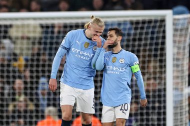 Manchester City 'den Erling Haaland, Manchester City - Feyenoord maçında Manchester City' nin 26 Kasım 2024 'te Etihad Stadyumu' nda Manchester City ile oynadığı maçta Manchester City 'li Bernardo Silva ile 1-0' lık galibiyetini kutluyor.