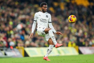 Plymouth Argyle takımından İbrahim Cissoko 26 Kasım 2024 'te Norwich City, Norwich Road, Norwich, İngiltere' de Plymouth Argyle maçında topu kontrol ediyor.